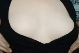 I love teasing my tits while wearing a low cut top😍😉