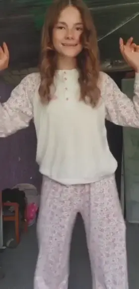 I'm a girl that gets wet when you stare at me naked 🤭