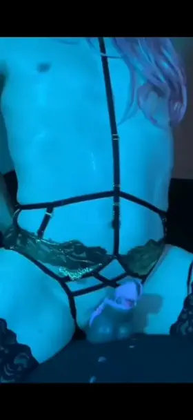 Cumshot cute hands free