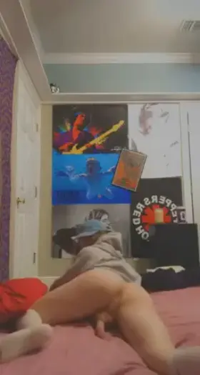 i’m in heat so bad >.<💕 18 virgin