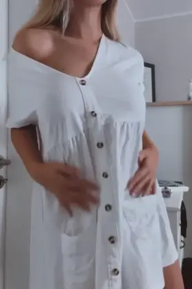 What I hide under my flowy dress - wait for the peach (20f)