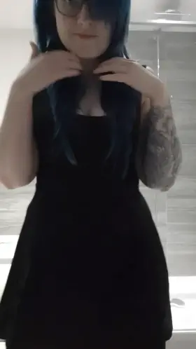 How's everyone doing? Here's a pic from last night while I try to pick an outfit for today! ✌