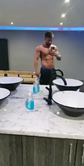 Flexing in the locker room 💪🏻😉 who wants a feel?