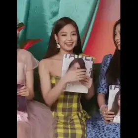 Blackpink - Jennie fixing her dress