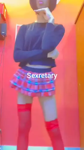 every hardworking white boss man needs a hot-but-no-brains secretary to pound out 😳😳