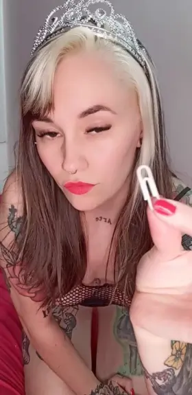 I bet i just need this tiny clip to lock up your pathetic dicklet 🤭🤏 this Queen wanna ruin your stupid wee wee 👑⛓️😈