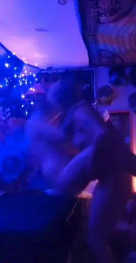 Pick your girl up, makes her crazy 💜