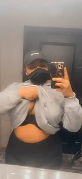 A little hangtime in the gym bathroom😜 oc