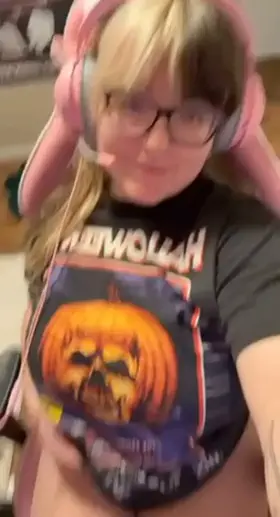 Just a gamer girl titty (reveal) enjoy!