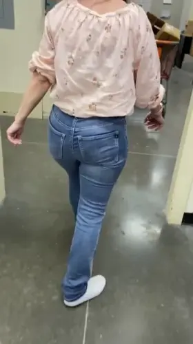 Big booty granny in jeans