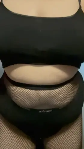 Do you think my username fits? [OC] [F] 🖤