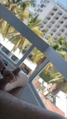 giving the hotel in front a great show ;)