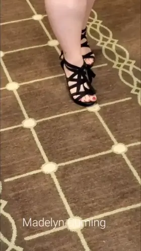 Would you catch the elevator with me?? 😘