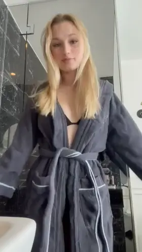 Come and smack my phat ass inside this bathroom 😈