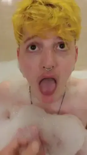 The most well behaved puppy in a tub you will ever see 🥰🐾