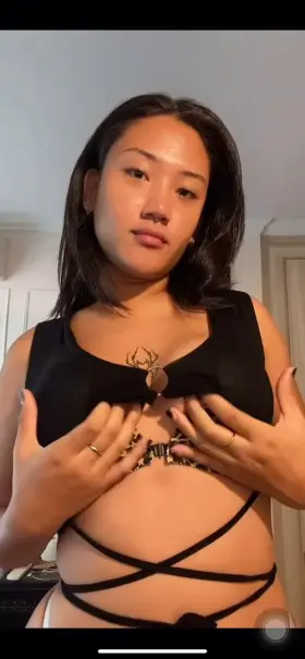 there’s not many people online, but hi to the ones who are! here’s my boobs!