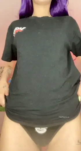 who here likes tiny gamer girl titties?🥺