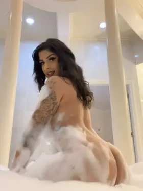 Would you splash on this ass? 😼💦