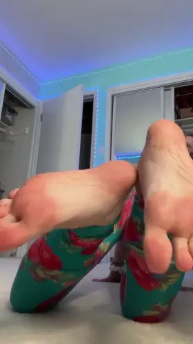 suck my feet please