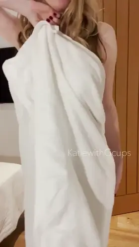 Watch out! A busty blonde girl appeared…😇