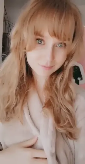 Good morning 🥰 It's 12 pm here in Sweden but I'm still chilling in my pink cozy robe 😍❤️ Hope you'll have a great Monday 💙💛💙💛[F, 18]