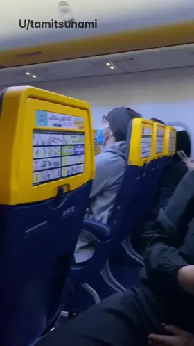 Watch till the end ! Risky airplane flashing