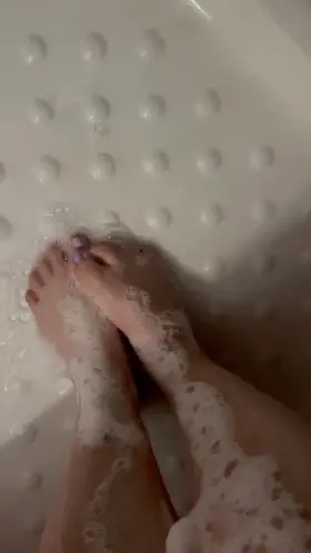 Just two feet getting soaped, wanna join me? Dms are welcomed😘