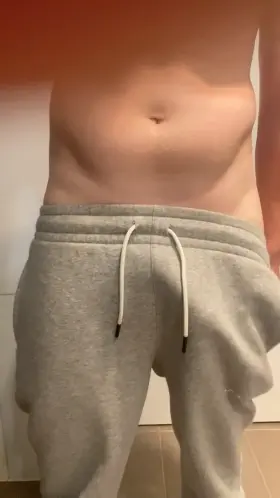 ⬆️ if you love grey sweats!