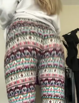 Your favorite girl is back with her new leggings