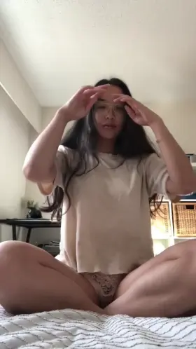 just a nerdy girl with a smol waist 🥺