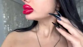 Big fake lips and long nails 💉💋