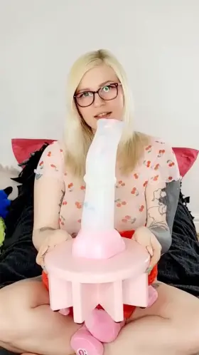 Come and watch the full version of my latest video where I stretch my cunt til i can't stand it, on all my subscription sites now! Links in comments