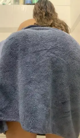 Towel drop to reveal big ass [OC]