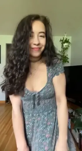 Dancing and go to show my titties but the knot is stuck