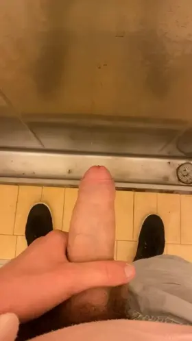[19] Erect piss at a public urinal