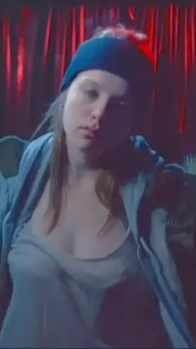 Jella Haase in 'Looping'