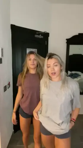 Blonde twins 🤤