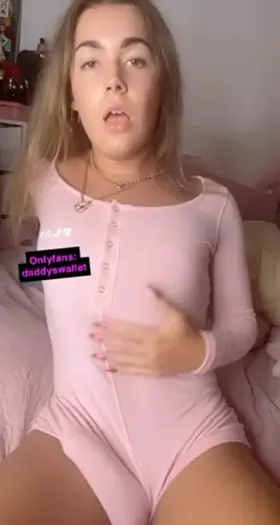 I hope the 5 guys who stopped scrolling wanna suck my cock <3