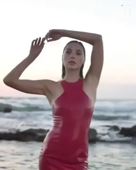 Do you guys think that Gal Gadot knows about us having hige fetish for her armpits?