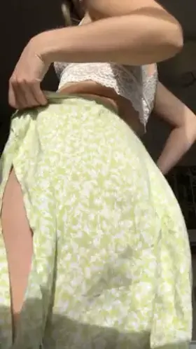 Lifting my skirt up for you 🍑 🌞 OC (f)