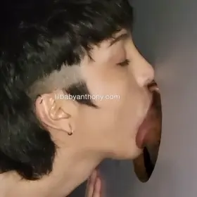 Kiss me through the hole 💋