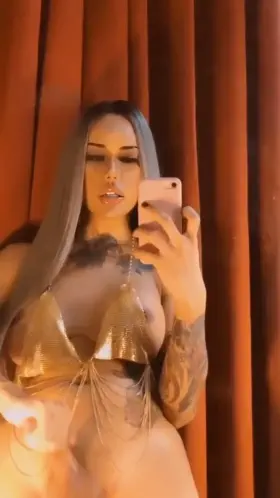 Amadora Fox makes herself cum 💦