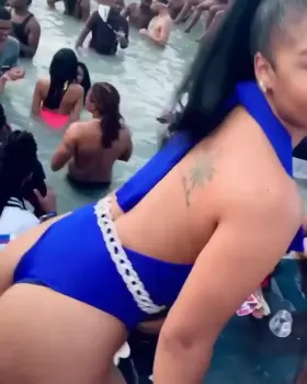 Shenseea shaking that bikini booty 🔥