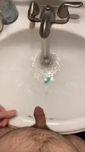 Ever piss in the sink before? I love making pissing videos now and there’s some thing i find hot about pissing in things other than the toilet