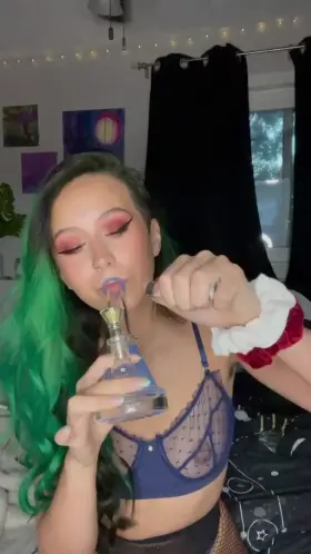 Smoke a bong with me? 🥰💚