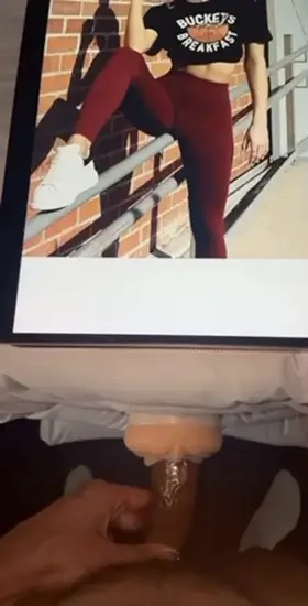 She needs to sit on this pole 🍆🥵