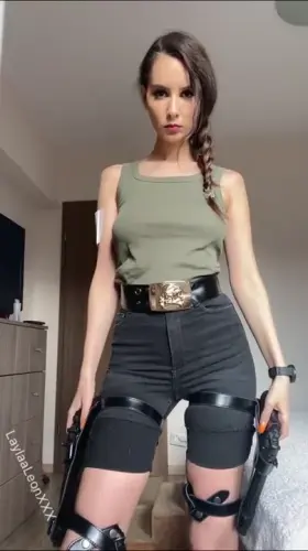 Lara Croft (LaylaaLeonXXX) show her tits