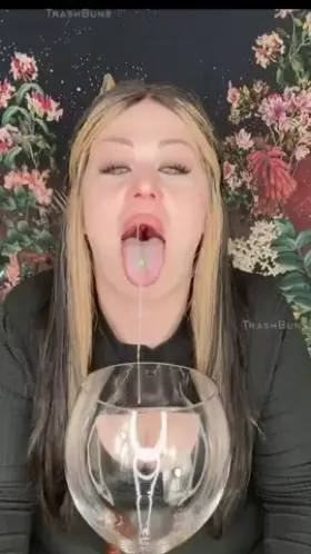 Filling it up like a good slut 🖤