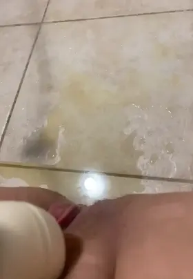 Peeing with with a hitachi held to my clit feels sooooo good!!! 🤤🤤