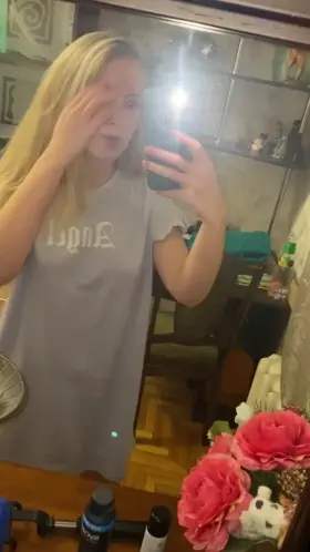 Mirror selfie need look like this